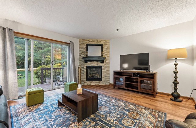 Five minutes to Kancamagus Highway! Private & Spacious Family Home sleeps 8!