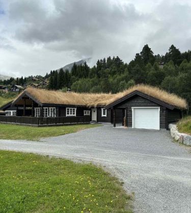 Fjellhytte sentralt og solrikt