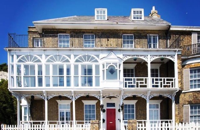 Flat 4 Marine Parade House, 1 East Cliff- Next to Dover Port, White Cliffs, Beach, Castle