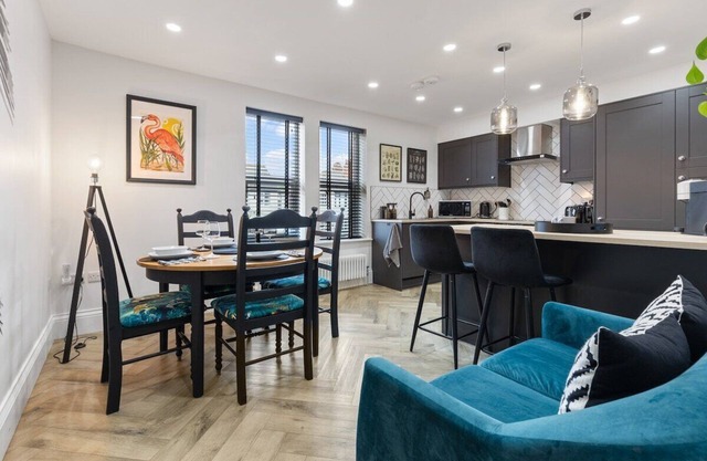 Flat A Stunning 2/3b flat in Roundhay, EV charging