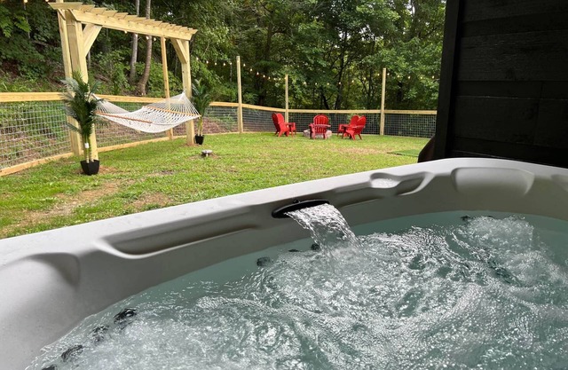 Flat Fenced yard, hot tub , wifi, pool table