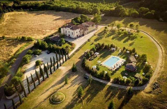 Flat 'Sunflower' with private parking