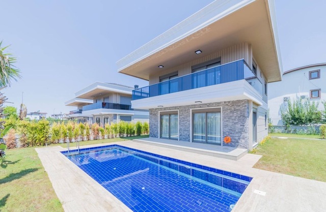 Flat w Pool 15 min to Beach