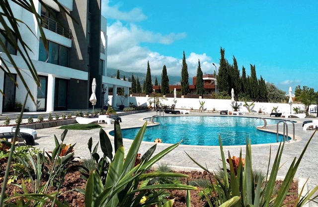 Flat w Shared Pool 2 min to Beach in Kyrenia
