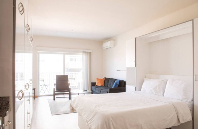 Flexhome East Side Studio Apt - Near Brady St and Fiserv with Balcony