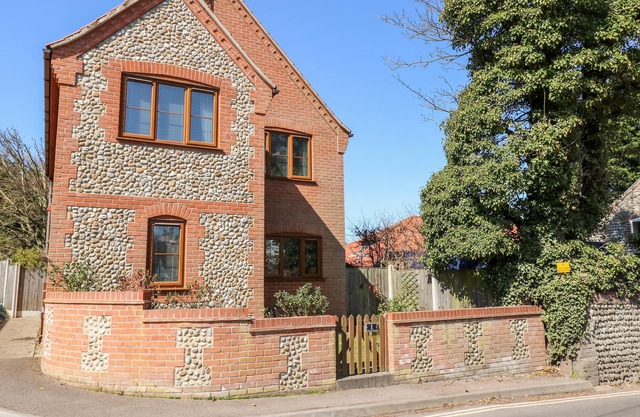 FLINTSTONE COTTAGE, pet friendly, with a garden in Mundesley