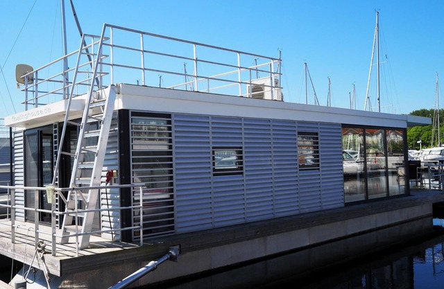 Floating 44 in Boltenhagen - Festliegende Hausboot in der Weißen Wiek