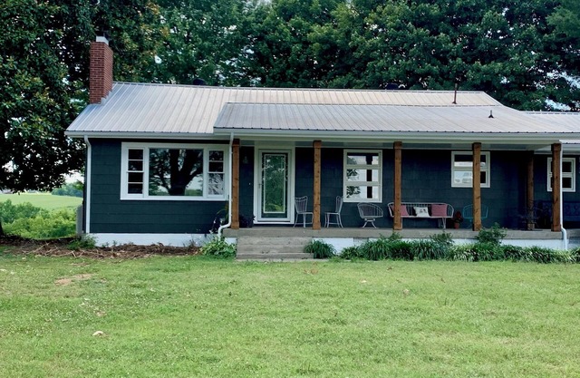 Flower Farm 3 BR/2 BA Mid Century Farmhouse near Mammoth Cave, Corvette Museum