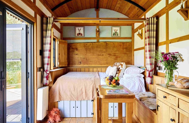 Flying Scotsman Shepherd's Hut with Hot Tub