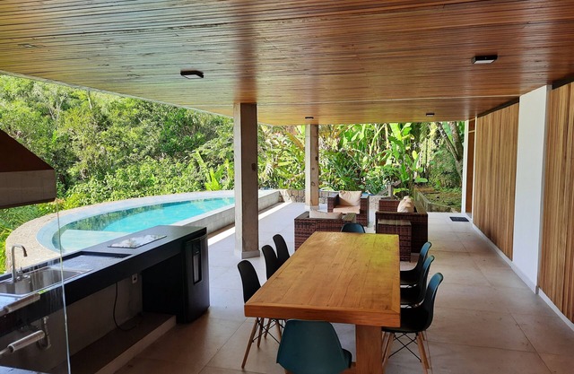 Foot in the sand exclusive beach with stunning views next to Praia Vermelha do Sul