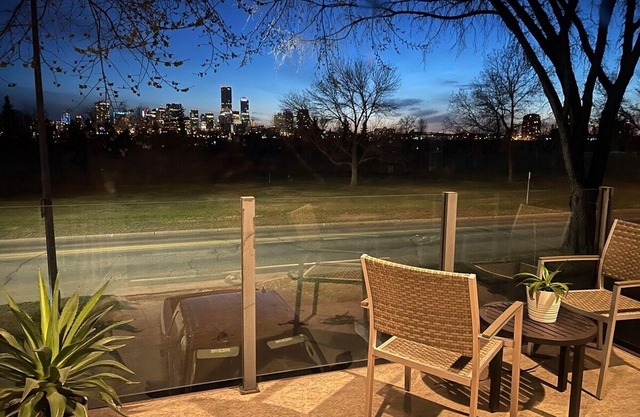 Forest – Bright & Stylish Home w/King Bed + AC