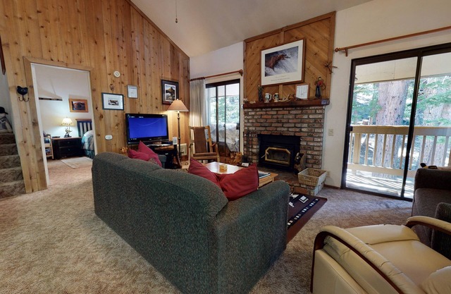 Forest Quiet Setting, Short Walk to The Village. Pool On-site, Near the Lakes
