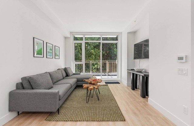 Forest Retreat - Fully Furnished 1 bedroom in Lynn Valley