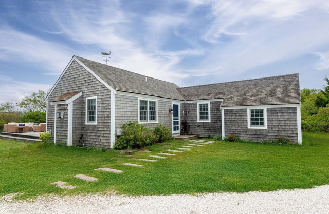 Forget Me Knot – Serene Madaket Retreat Near Starbuck Beach