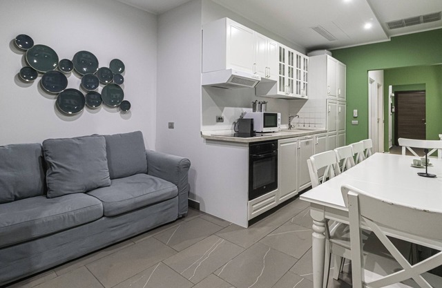 Foro Buonaparte 68 - Five Bedroom Apartment, Sleeps 10