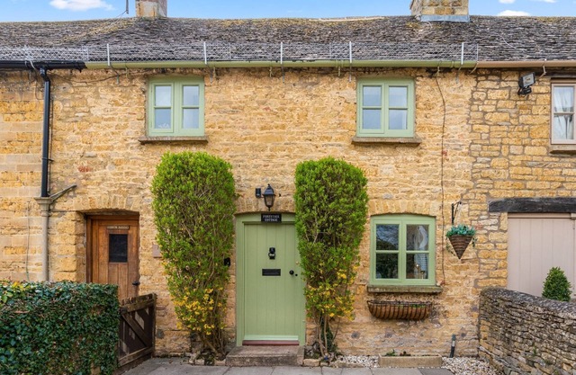 Forsythia Cottage - sleeps 3 guests in 2 bedrooms