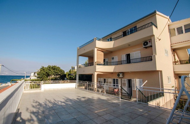 Four-bedroom apartment near beach Arbanija, Čiovo (A-1122-a)