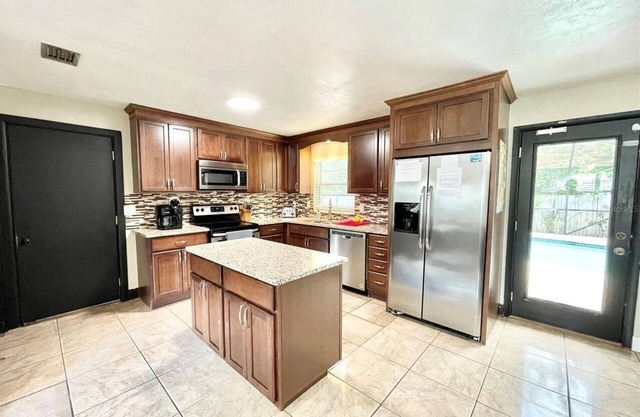 Four Bedroom Pool Home - Bring Your Pets!
