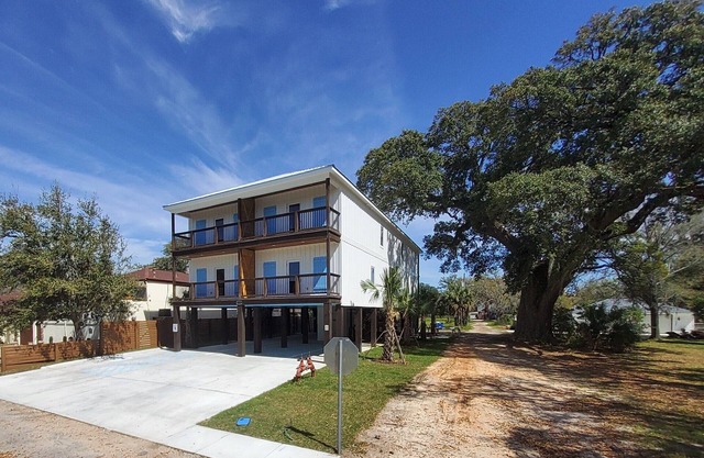 Four Palms Unit B, 500ft to Beach, Walk 2 Casinos!