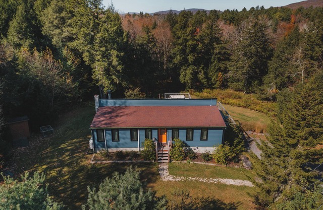 Fox Hill Home: Recently Renovated Cabin w/Hot Tub & Pool Table