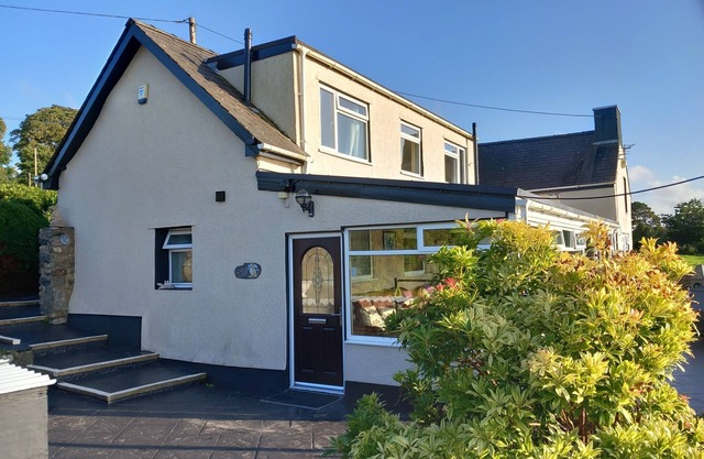 Fox's Lair Farmhouse for Panoramic Views