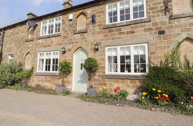 FOXY COTTAGE, family friendly, with a garden in Ripley