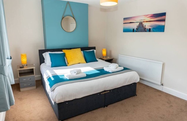 Francis House - Cheltenham - 2 Bed Home - Parking