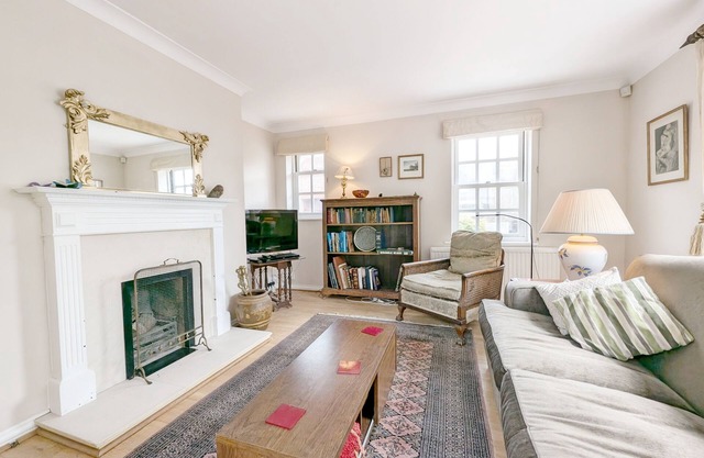 Frankland House - sleeps 4 guests in 2 bedrooms