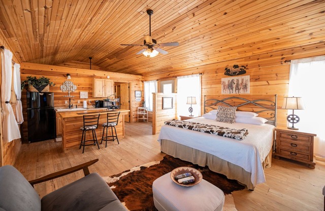 Fredericksburg Texas cabin with your own private Hot Tub and Sauna!