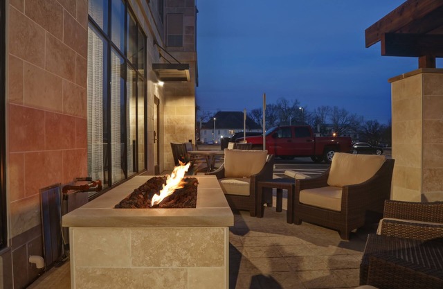 Free Breakfast. Pool. Shared BBQ. Gym. Great Location! Near Overland Park Convention Center