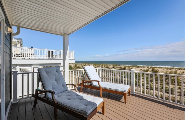FREE DAILY ACTIVITIES INCLUDED! FABULOUS OCEANFRONT 6 BEDROOM HOME!