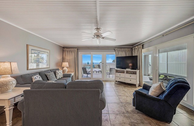 FREE Golf! Mariner West 101 Corner Unit, Walk-in Shower, Heated Pool, Grills!