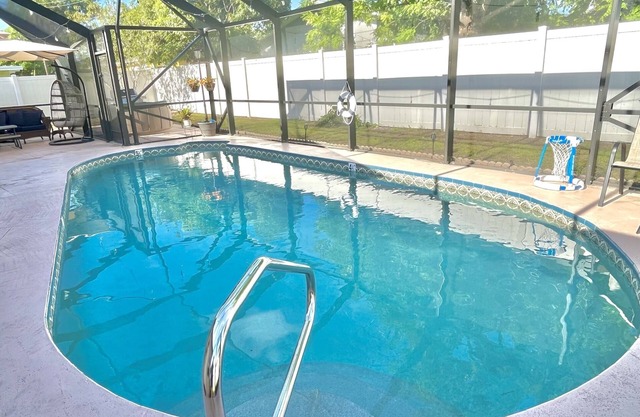 FREE Heated Pool, Weber Gas Grill, 3 miles to the beach!
