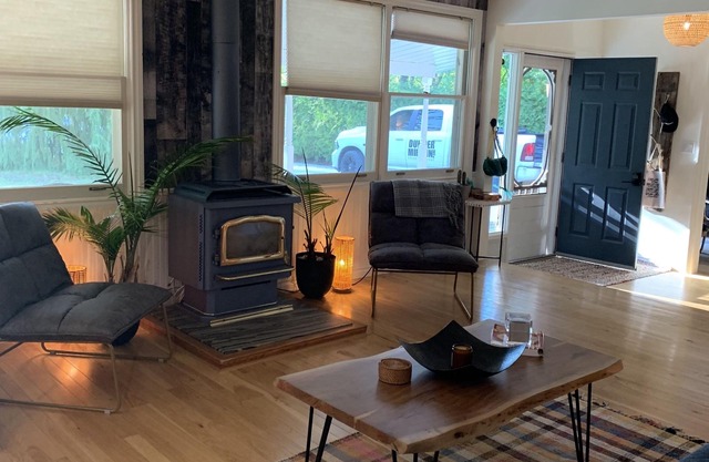 FREE NIGHT! Year Round Secluded Forest Retreat in Port Franks. Hot Tub!