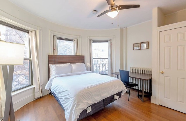 Free Parking 2 Bed 1 Bath Steps from BU/Kenmore