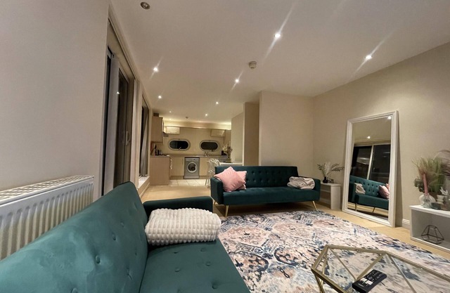 Free parking near city centre & stadium sleeps 6-8