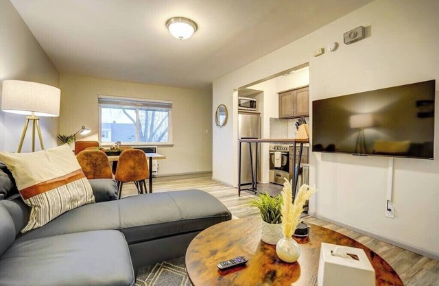 Free Parking. Near Hospital (s). Private Entrance!