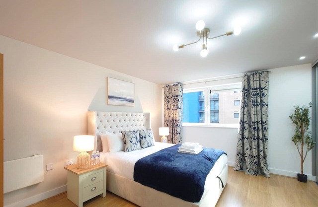 Free Parking: Two Bed Apartment with River View