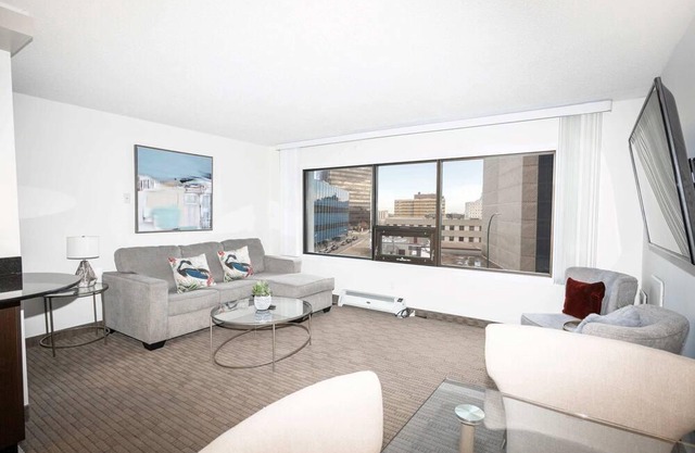 Free Parking & Wi-Fi! One Bedroom Luxury Suite