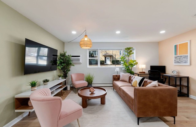 Free Parking, Workdesk, King Bed