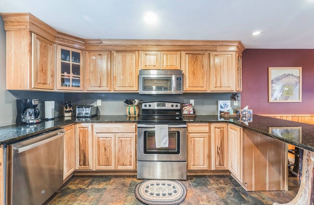 Freebern 18B - Renovated one-of-a-kind with Adirondack style 3 Bedroom Townhouse by The Summit at Gore Mountain