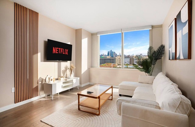 Freedom Tower View - mins to NYC