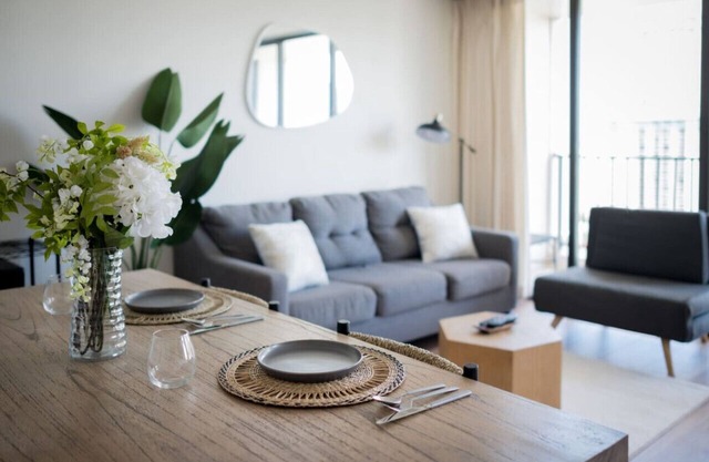 Fresh 1 Bedroom with Parking at Waikiki Banyan !