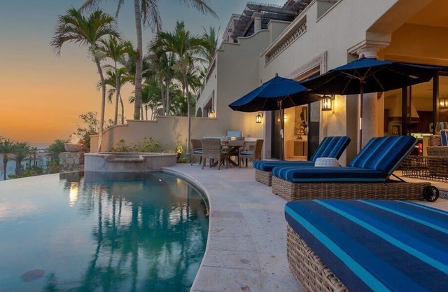 Freshly Remodeled, 2 minute walk to the beach in V