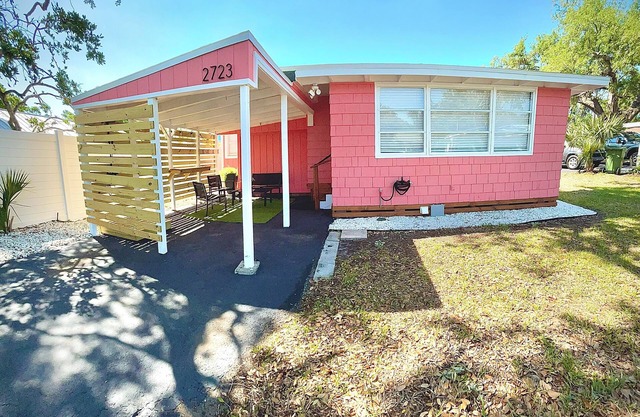 Freshly renovated 2-bedroom house in beautiful Bradenton with WiFi, AC