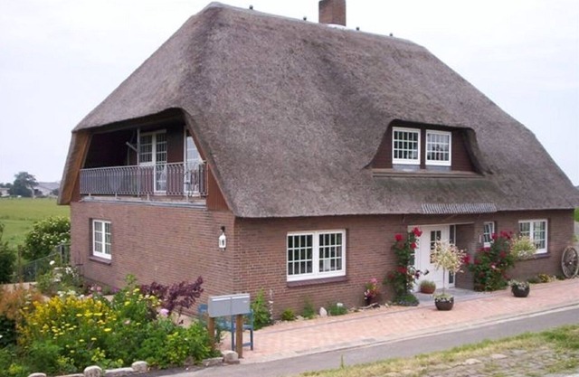 Friesenkate- thatched house, garden, sauna, close to the beach
