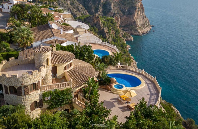 Front Line! Spectacular 4 Bed Villa Overlooking the Mediterranean