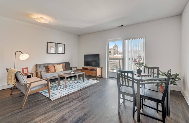 Frontdesk | 1 BR near Milwaukee Bay