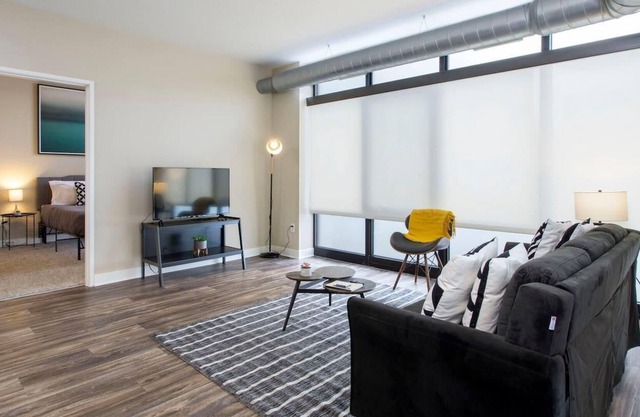 Frontdesk | Comfortable + Open 1BR near Downtown
