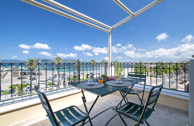 Fronte del Porto. Sea view apartment a few steps from the beach.